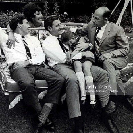 la "Party-Hill annuelle réunissait des champions britanniques : Jim, Graham Hill (l'organisateur avec sa femme Bette) et Stirting Moss. Sur les genoux de Graham ; Brigitte, la soeur de Damon... la "Party-Hill annuelle réunissait des champions britanniques : Jim, Graham Hill (l'organisateur avec sa femme Bette) et Stirting Moss. Sur les genoux de Graham ; Brigitte, la soeur de Damon...